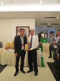  Chủ tịch UBND tỉnh ĐắkLắk, ông Phạm Ngọc Nghị chụp ảnh lưu niệm với ông Nguyễn Văn Hòa giám đốc công ty (Ngày 10-03-2015).